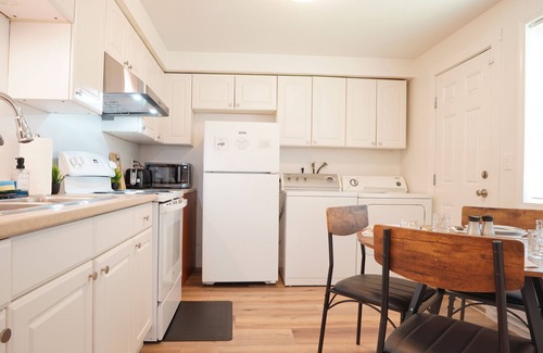 Everett House | 1 King 2BR w/smartTV, Wifi & stocked kitchen in tranquil