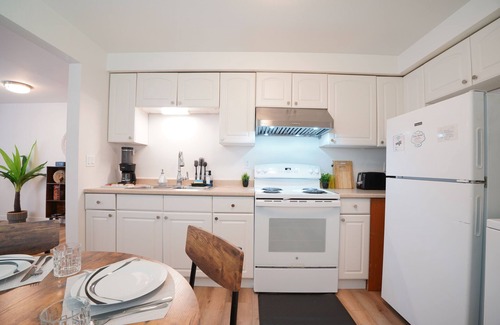 Everett House | 1 King 2BR w/smartTV, Wifi & stocked kitchen in tranquil