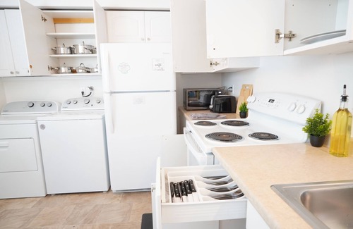 Everett House | 1 King 2BR w/smartTV, Wifi & stocked kitchen in tranquil