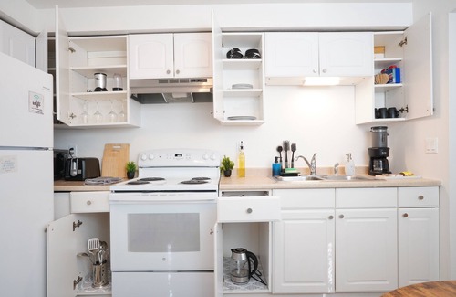 Everett House | 1 King 2BR w/smartTV, Wifi & stocked kitchen in tranquil