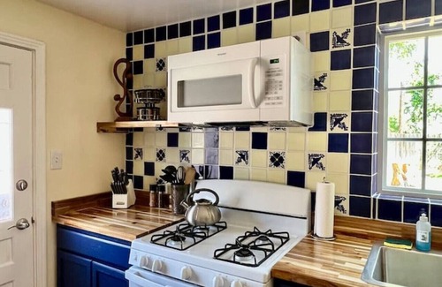 Las Cruces House | 1 king bd with big fenced back yard pets welcome