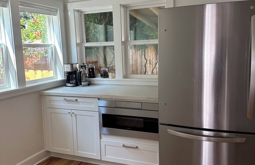 Medford House | 1 king bed 1 queen bed 2 bedroom house with AC, WiFi and washer and dryer
