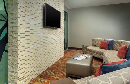 Upper East Side Hotel | 1 King Bed at Courtyard New York Manhattan! Onsite Dining!