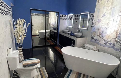 Negril House | 1 King bed, cable tv , wifi mini fridge stocked with welcome beer