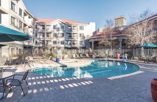 Woodlands Village Hotel | 1 King Bed, La Quinta Inn, Hot Tub, Minutes from Flagstaff Extreme