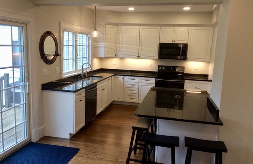 Newport House | #1 Location, wedding party, or vacation ,steps to Harbor, Restaurants, Shopping