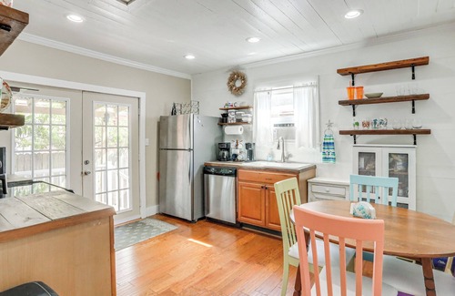 Galveston Cottage | 1 Mi to Beach: Colorful Cottage in Galveston!
