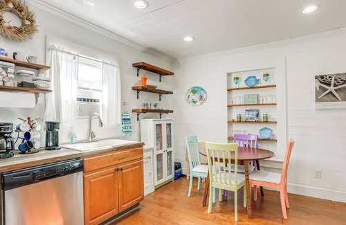 Galveston Cottage | 1 Mi to Beach: Colorful Cottage in Galveston!