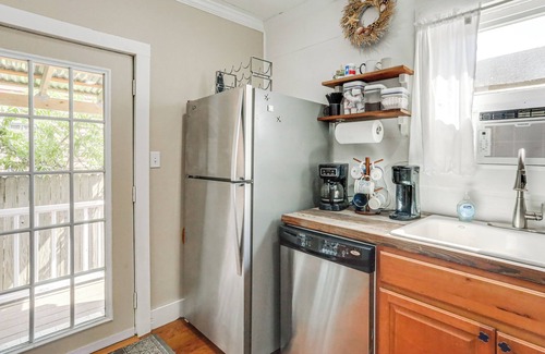 Galveston Cottage | 1 Mi to Beach: Colorful Cottage in Galveston!