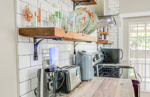 Galveston Cottage | 1 Mi to Beach: Colorful Cottage in Galveston!