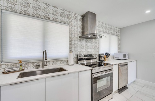 Yacht Club House | 1 Mi to Beach: Modern Cape Coral Home w/ Pool