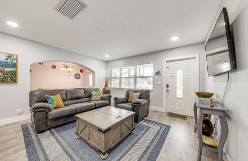 Lantana House | 1 Mi to Beach Sunny Lantana Cottage with Pool!