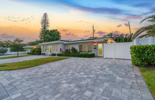 Coral Ridge Apartment | 1 Mi to Beach with Grill & Heated Pool