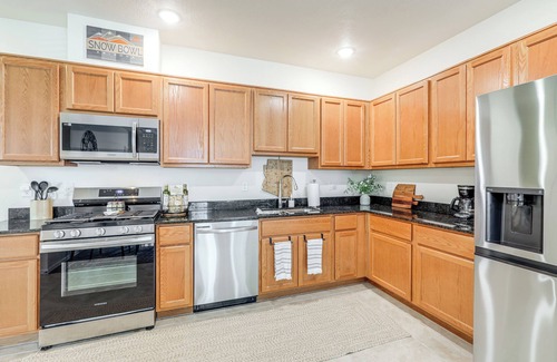 Flagstaff Condo | 1 Mi to Dtwn Flagstaff: Condo w/2 Balconies!