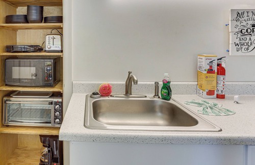 Salem Apartment | 1 Mi to Dtwn Salem: Apt w/Shared Yard!