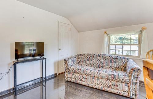 Salem Apartment | 1 Mi to Dtwn Salem Apt with Shared Yard!