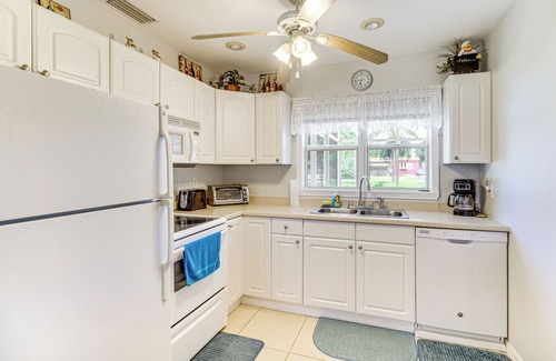 Sebring House | 1 Mi to Lake Jackson: Home w/Screened Patio!