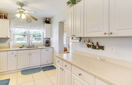 Sebring House | 1 Mi to Lake Jackson: Home w/Screened Patio!