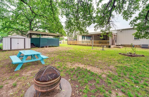 Kingston House | 1 Mi to Lake Texoma Access: Home w/Deck