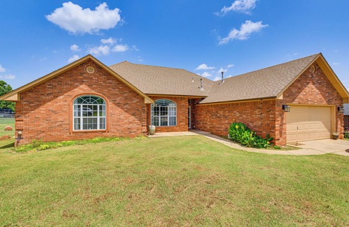 Edmond House | < 1 Mi to Oak Tree National: Cozy Getaway!