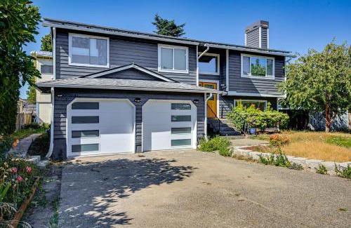 Des Moines Apartment | 1 Mi to Puget Sound Shores Modern Des Moines Apt!