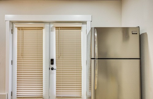 Des Moines Apartment | 1 Mi to Puget Sound Shores: Modern Des Moines Apt!