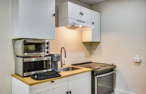 Des Moines Apartment | 1 Mi to Puget Sound Shores: Modern Des Moines Apt!