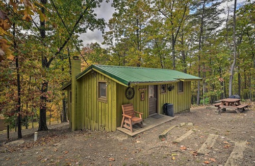Huntingdon Cabin | 1 Mi to Raystown Lake: 'Wyatt Earp Cabin' w/Deck!