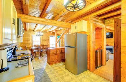 Pocahontas Cabin | < 1 Mi to Spearhead ATV Trails: Cabin w/Deck!