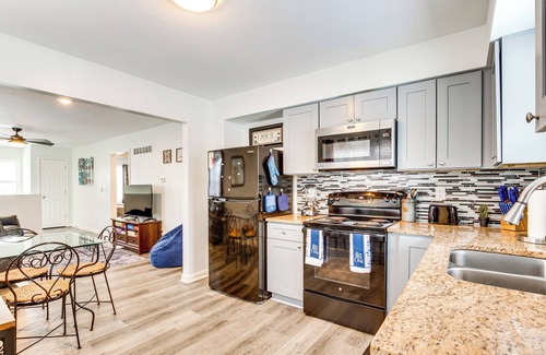 Sugar Creek Apartment | 1 Mi to Truman Library: Apt w/Large Yard!