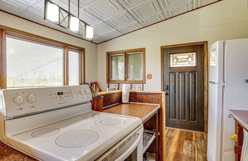Fostoria Cabin | < 1 Mi to Tuttle Creek Lake: Cabin w/2 Kayaks!