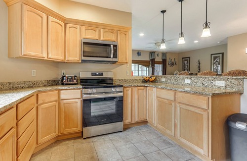 McHenry Condo | 1 Mi to Wisp Resort: Hot Tub Haven in McHenry!