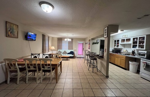 Kingsland House | 1 mile of I-95.Catch Cumberland Island ferry,beach horse riding, Zoo,JAX airport