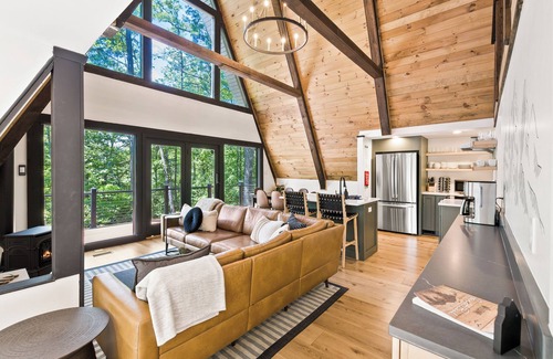 Mount Jackson Ski Chalet | 1 mile to Bryce Resort l 4 BR l Hot Tub l Fire Pit l Game Room