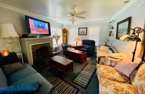 Lawton House | 1 mile to Fort Sill! The CaroleBelle Cottage sleeps 8 with hottub,grills,firepit