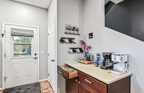 Jefferson Park House | 1 mile to UofA, 5 minutes to downtown. 360 views of city lights & mountains!
