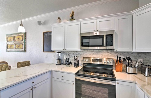 Surfside Beach House | 1 Min Walk to Beach: A Surfside Beach Favorite!