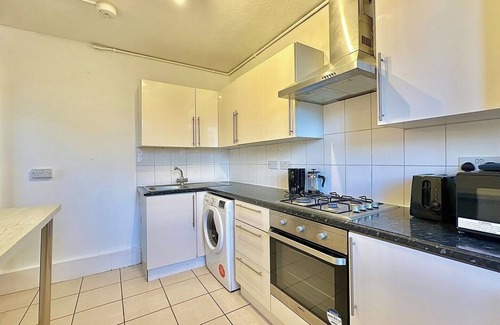 Stockwell Apartment | 1 min walk to Stockwell Station Bright and modern flat in a prime London.