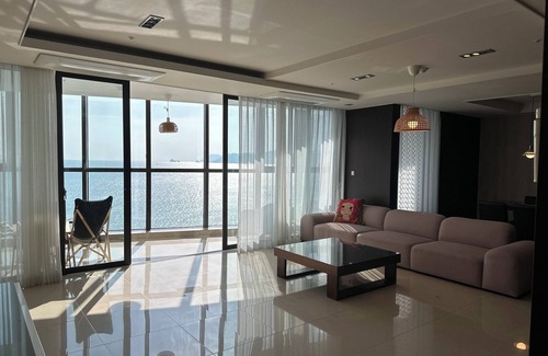 Haeundae Apartment | 1-Minute from Haeundae: Luxury 70-Pyeong House with Stunning Ocean Views