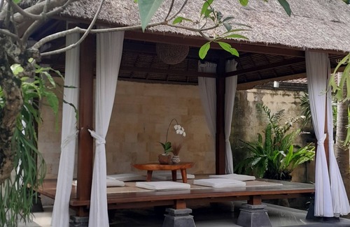 Batubulan Villa | 1 minute to the zoo! 2 Bedroom villa w/private pool and gazebo