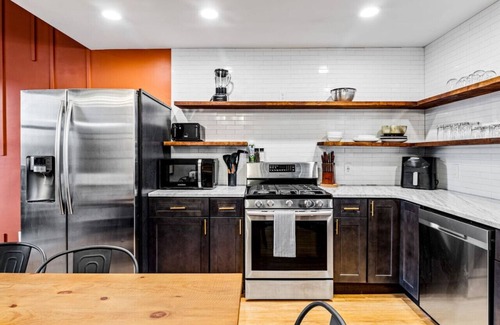 Phoenix Hill Apartment | 1 of 3 units- Sleeps 6, HOT TUB, Cowboy POOL, King Bed, Firepits, Yard Games