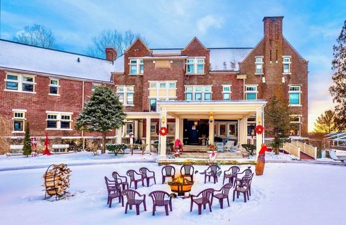 Manchester House | #1 on TripAdvisor. Magnificent Country Inn available as Private Home for 32. Up to 100 can stay on the 30-acre Wilburton resort. Family Reunions, Corporate Retreats. Weddings. Indoor & outdoor pool