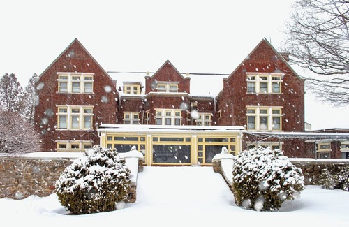 Manchester House | #1 on TripAdvisor. Magnificent Country Inn available as Private Home for 32. Up to 100 can stay on the 30-acre Wilburton resort. Family Reunions, Corporate Retreats. Weddings. Indoor & outdoor pool