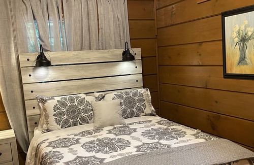 Saluda Cabin | 1 Peaceful Cabin with private Hot tub in Saluda NC