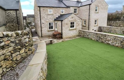 Blackwell in the Peak Cottage | 1 PRIMITIVE CROFT, pet friendly, with open fire in Chelmorton