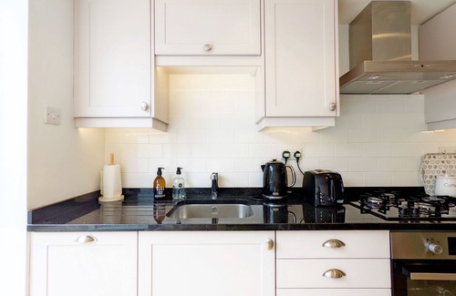 Westbourne Cottage | 1 Rainbow Villa, Westbourne - sleeps 5 guests in 3 bedrooms