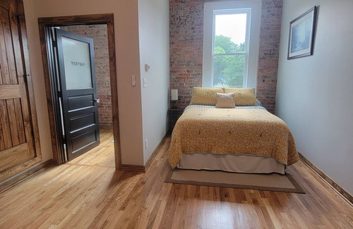 Stokes Apartment | 1 Room Studio Apartment-walking distance to coffee shop, restaurants, bars, etc!