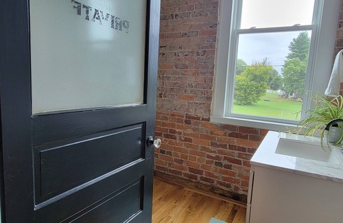 Stokes Apartment | 1 Room Studio Apartment-walking distance to coffee shop, restaurants, bars, etc!