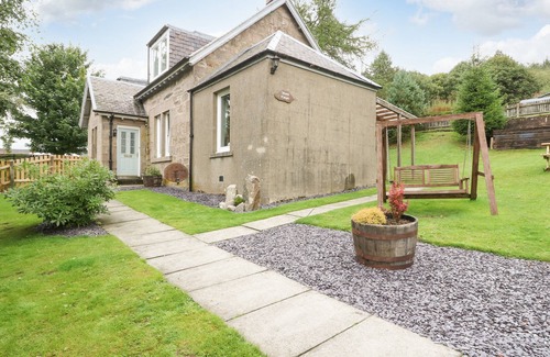 Foss House | 1 STATION COTTAGES, pet friendly, with open fire in Dalwhinnie