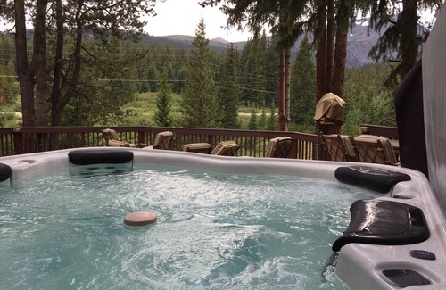 Breckenridge Cabin | 1-story 3/3 w/Huge Deck, Hot Tub, Cozy Style & Pet-Friendly